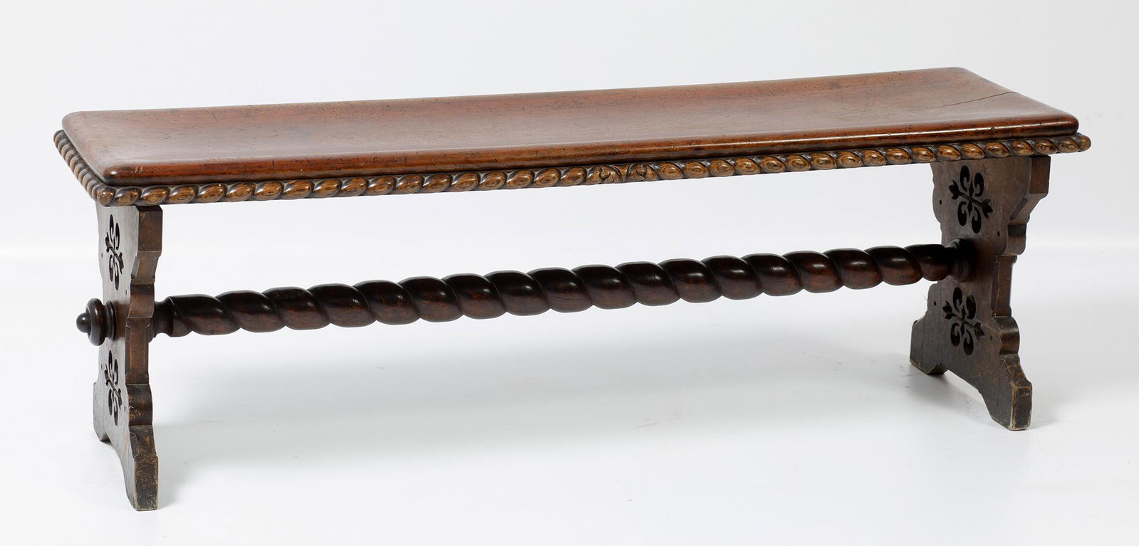 Victorian mahogany bench: Bench S XIX in varnished wood. Carved and fretworked legs. Measures: 50 x 147 x 44 cm. . .