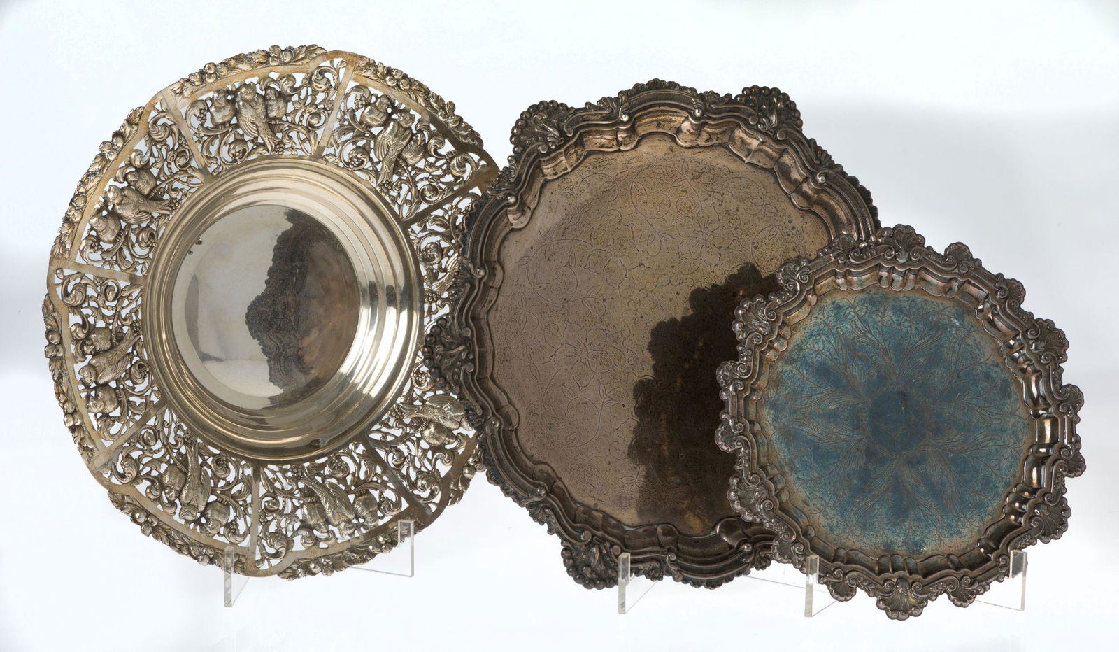 Circular tray with silver openwork decoration (1 of 1)