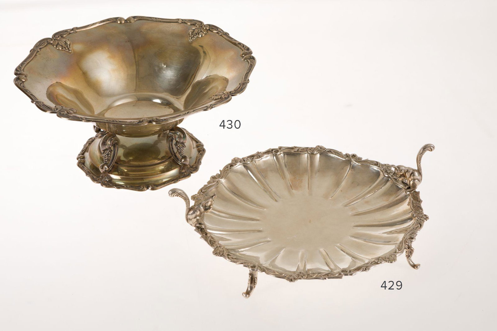 Spanish silver centrepiece.: Handles in the shape of squirrels and floral fretwork on the edge. Weight: 445 gr. Weight: 445 gr.
