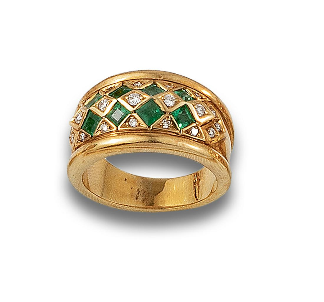 RING, 80'S, IN YELLOW GOLD, DIAMONDS AND EMERALDS.: Ring, 80s, slightly bombÃ©, 18kt yellow gold. Formed by a checkerboard of princess-cut emeralds and brilliant-cut diamonds.