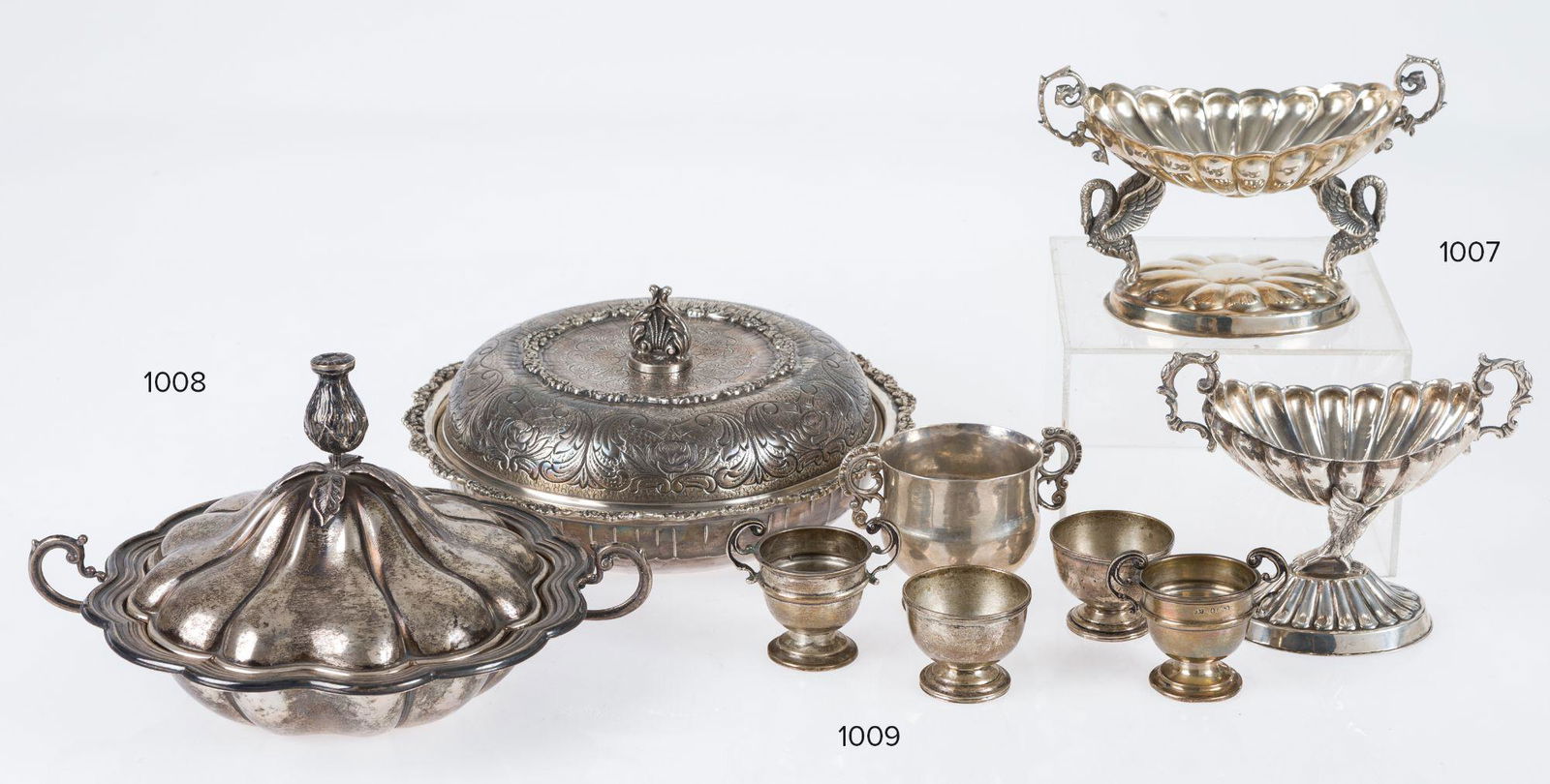 Set of 1 large cup, 2 small cups and 2 silver egg cups.: Lot consisting of 1 large cup, 2 small cups and 2 silver eggcups. Measurement of the largest: 6 cm Total weight: 255 gr.