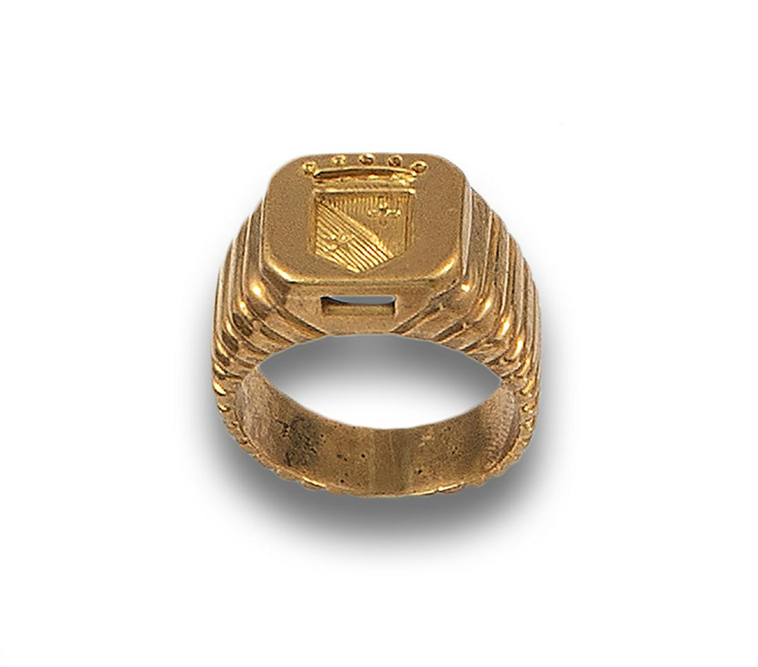 YELLOW GOLD SIGNET RING (1 of 1)