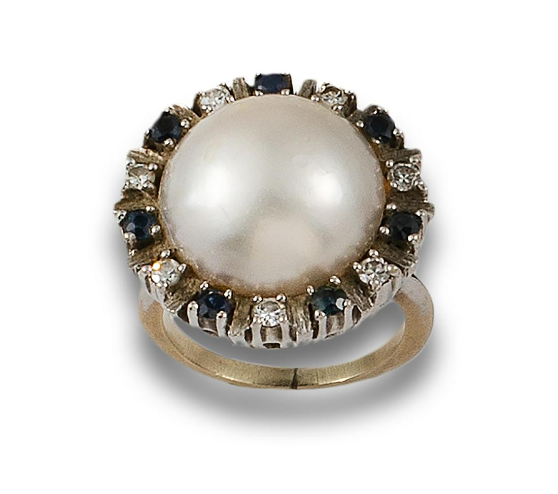 18kt white gold rosette ring.: With a mabÃ© pearl centre and a border of brilliant-cut diamonds and sapphires.