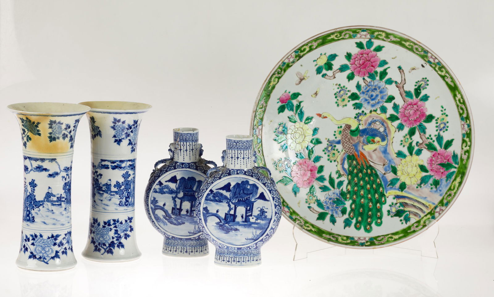 Decorative plate in white glazed porcelain. (1 of 1)