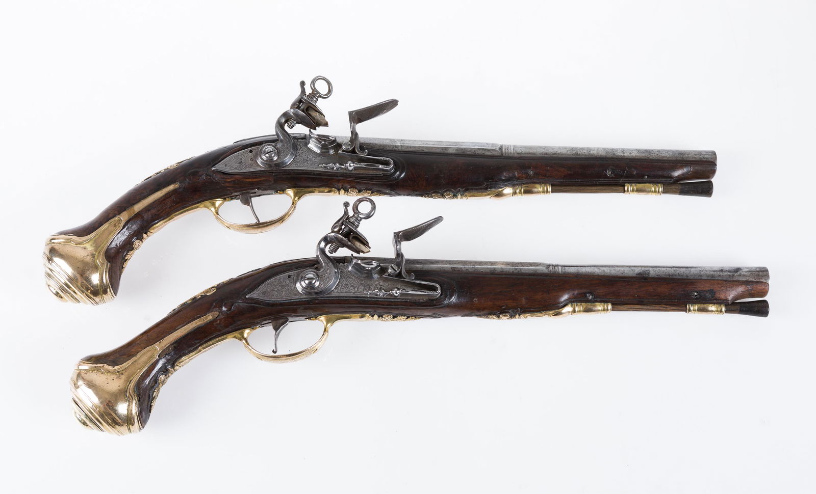 Pair of pistols with bow 1st 1/3 S.XVIII, barrel with Cam punch and French style keys signed Pitot. (1 of 1)