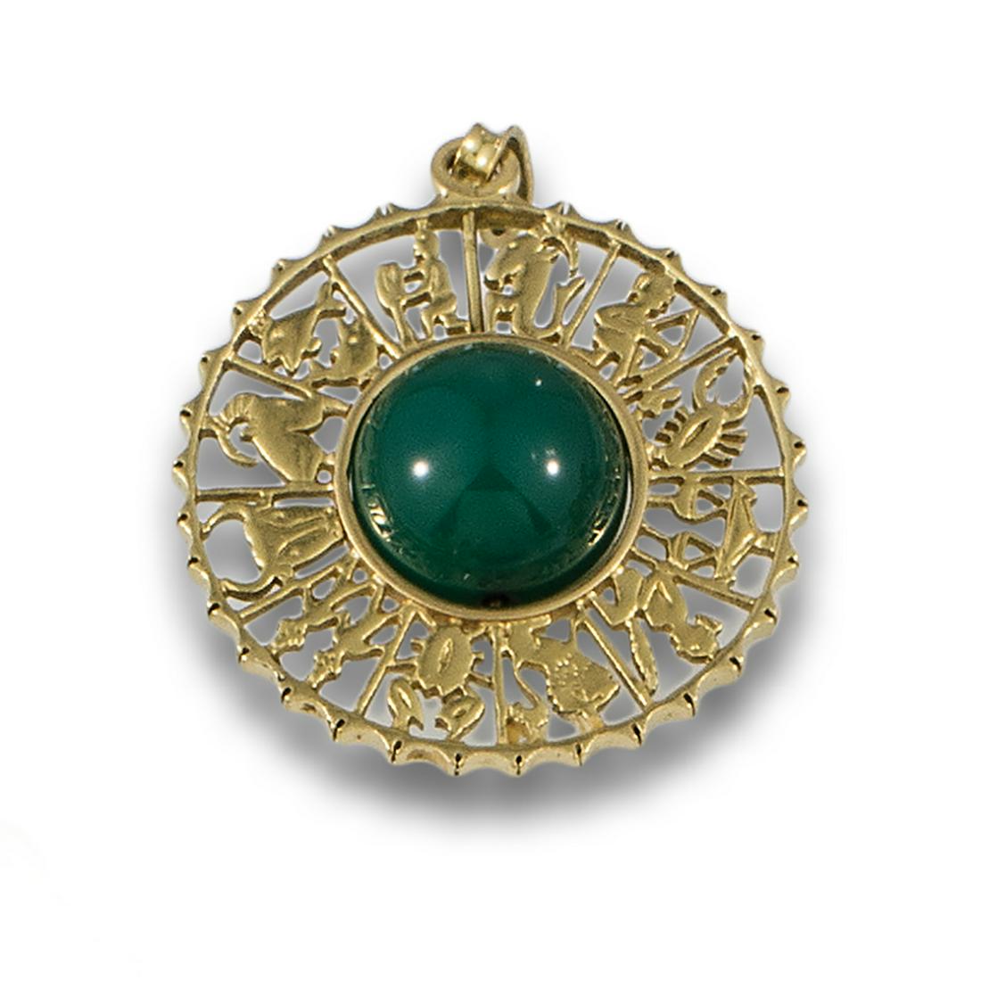 Pendant, 70s, 18 kt. yellow gold with openwork mount with the signs of the zodiac and green resin (1 of 1)