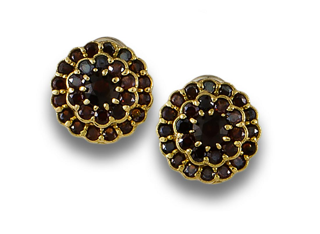 18kt yellow gold rosette earrings formed by garnet flower, brilliant cut. (1 of 1)