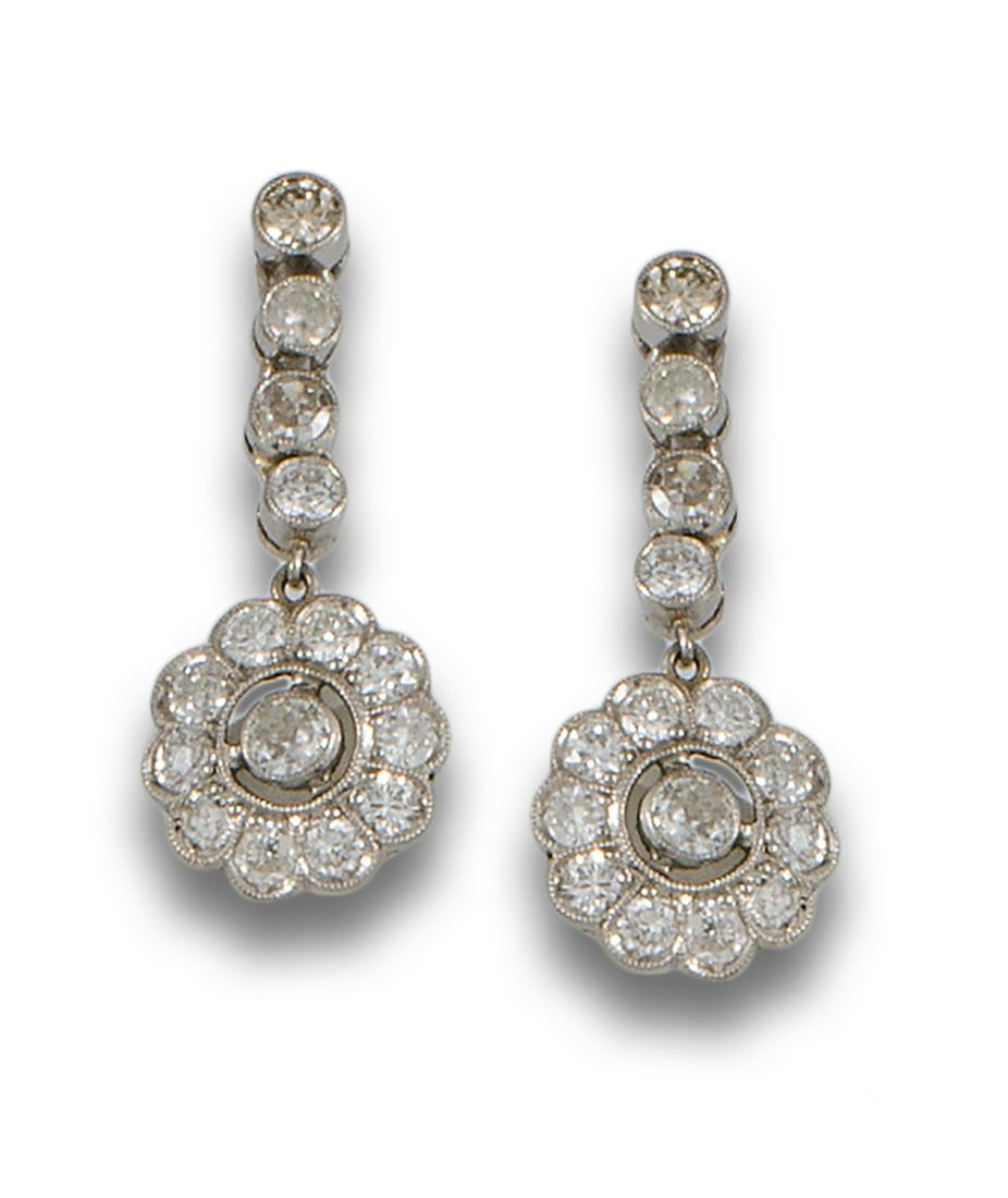 Long earrings in platinum with brilliant-cut diamond rosettes (1 of 1)