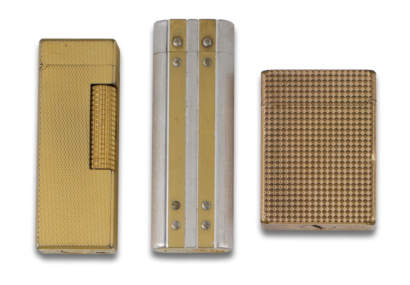 Set of three gold-plated CARTIER, DUNHILL and DUPONT lighters. They are accompanied by a Cartier: .