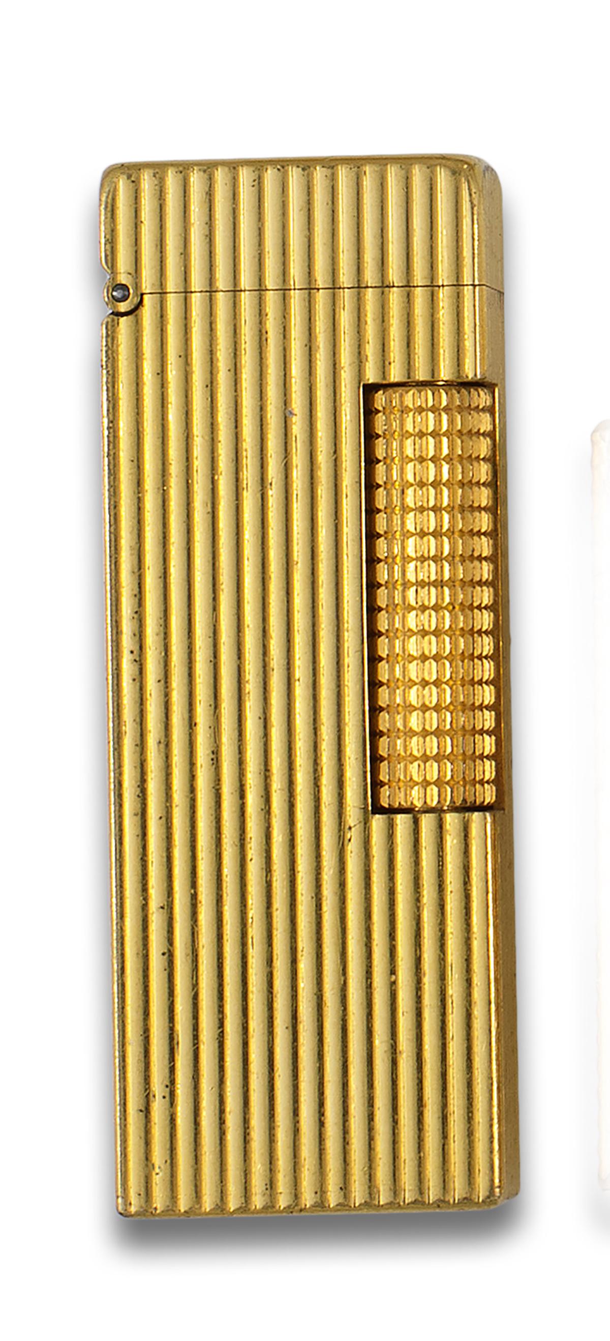 DUNHILL lighter, yellow gold plated, fluted decoration.: .