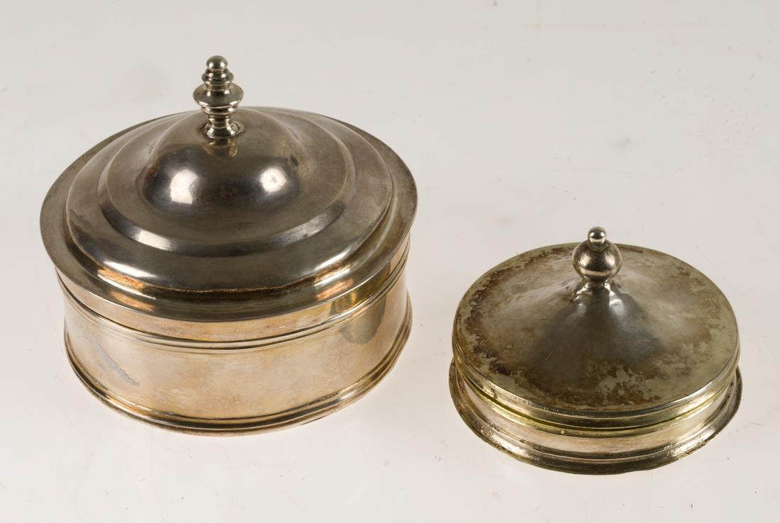 Silver pyxis in its colour and gilded silver interior, 16th century Pamplona mark. Moulded profile (1 of 1)