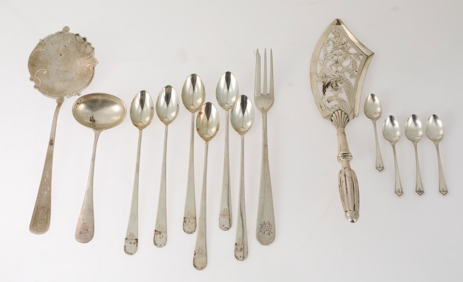 Silver cutlery set, consisting of six sherbet spoons and three serving spoons. (1 of 1)