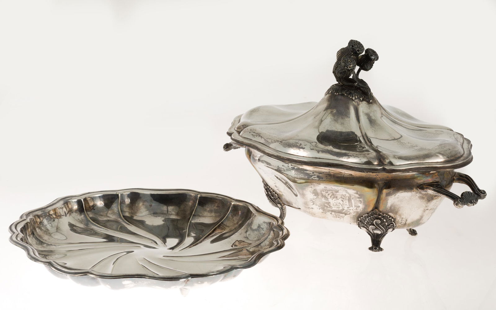 Tureen with silver lid, Spain, med.S. 20th century. With an incised profile, and a lid topped with (1 of 1)