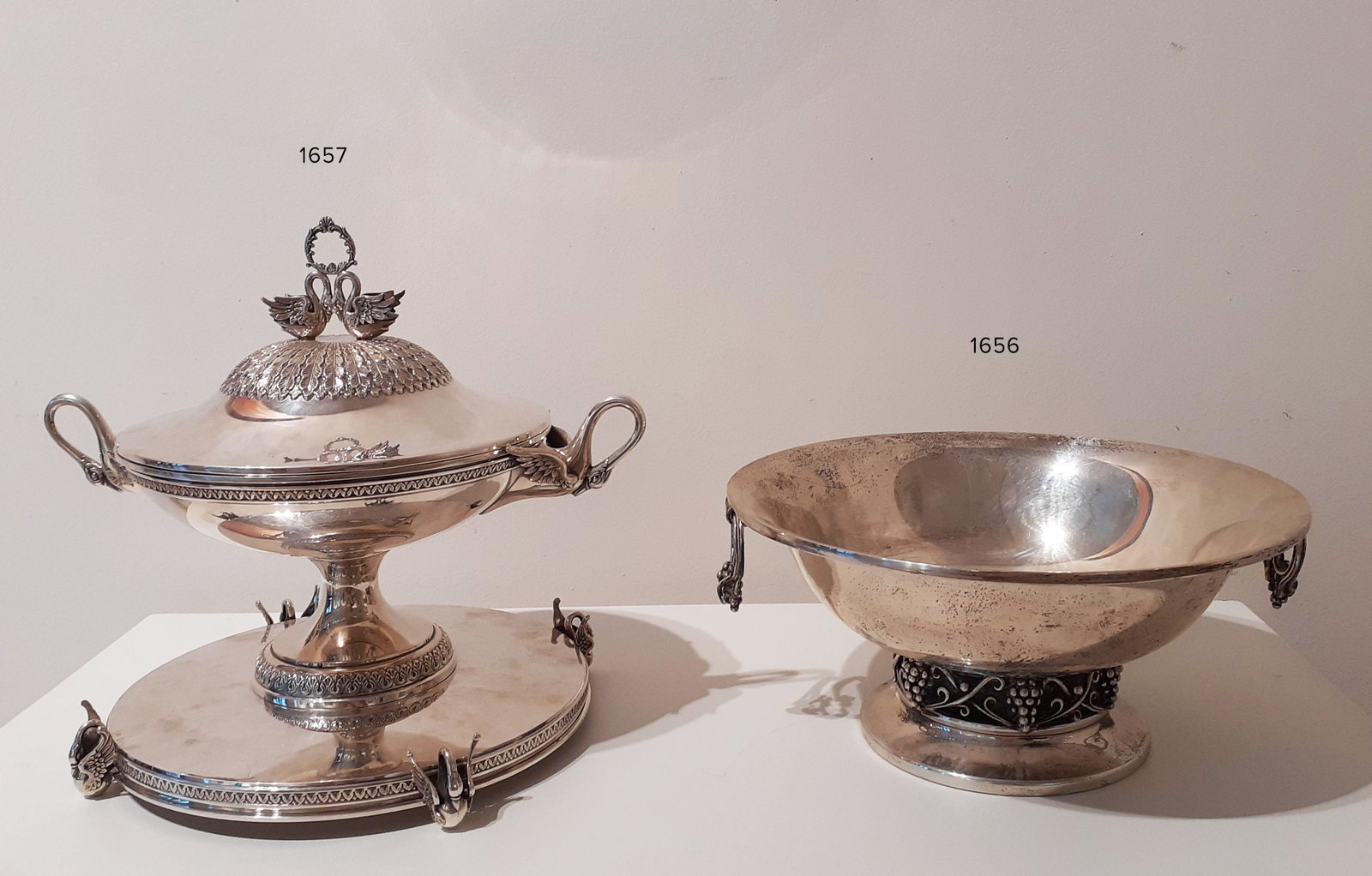 Spanish silver centerpiece, law 916, Empire style, 20th century. With swan-shaped handles and: Weight: 1265 gr.. 29 cm.