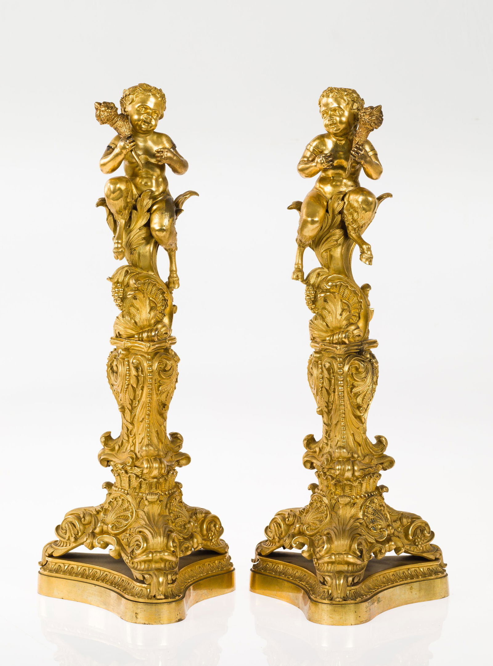 Made of mercury-gilt bronze decorated with palmettes, pebbles and scallops. With incised marks on (1 of 1)