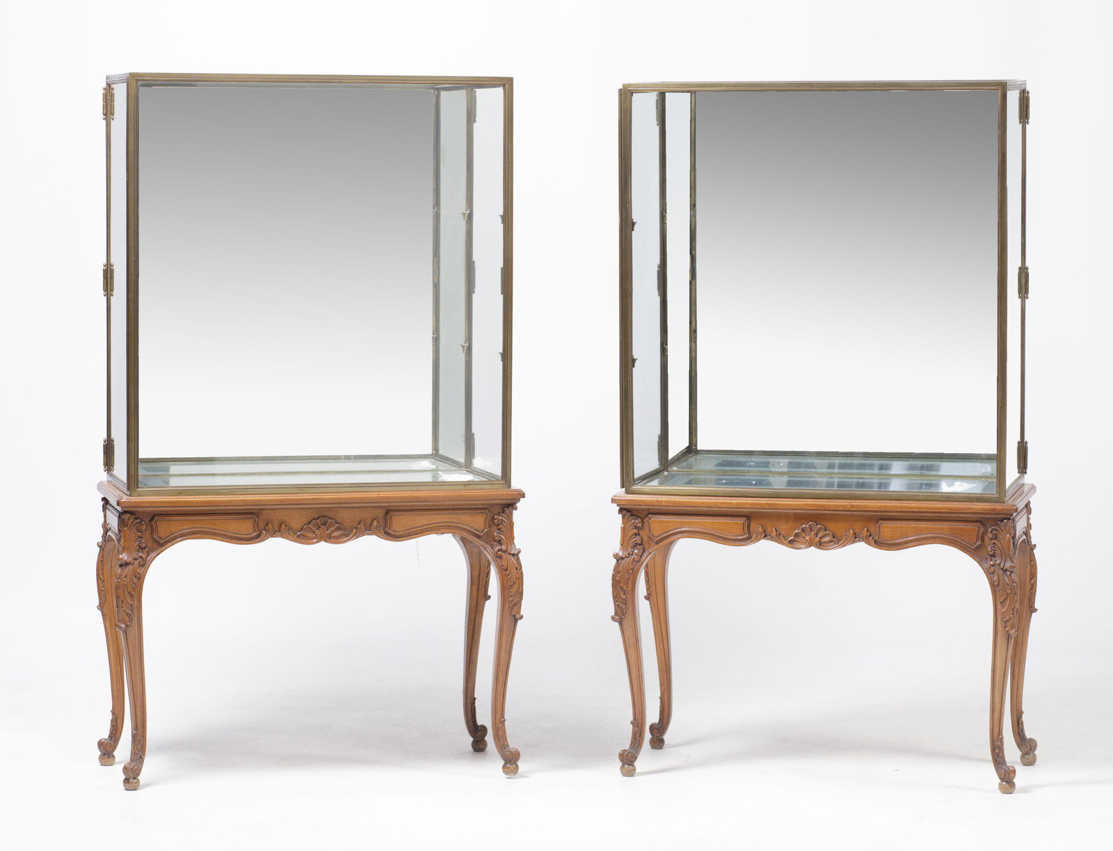 Golden brass top with mirror back and base and two glass shelves. Measurements: 150 x 87 x 36 cm (1 of 1)