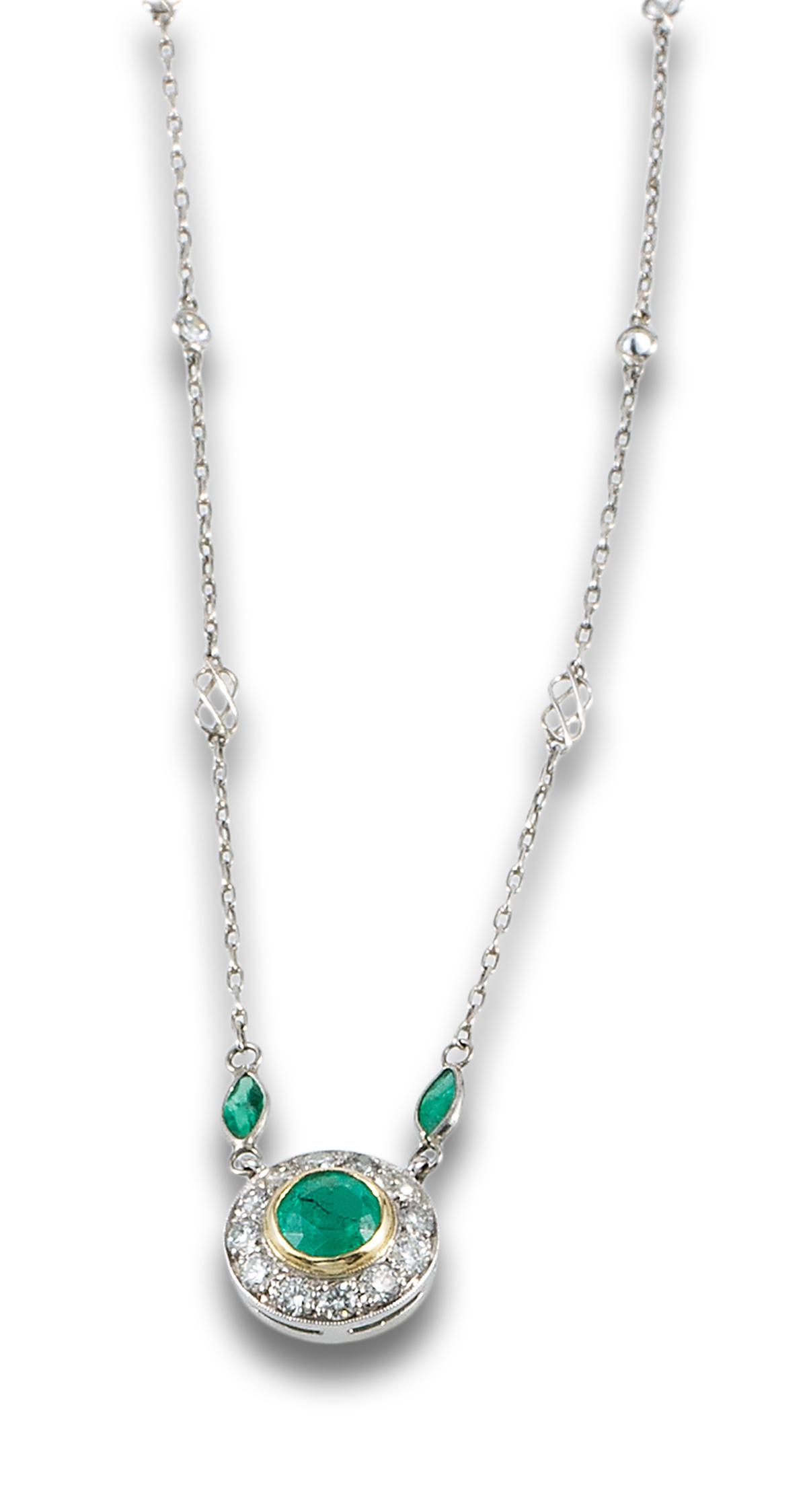 Formed by a central round emerald, bordered with brilliant cut diamonds. Platinum chain with details (1 of 1)