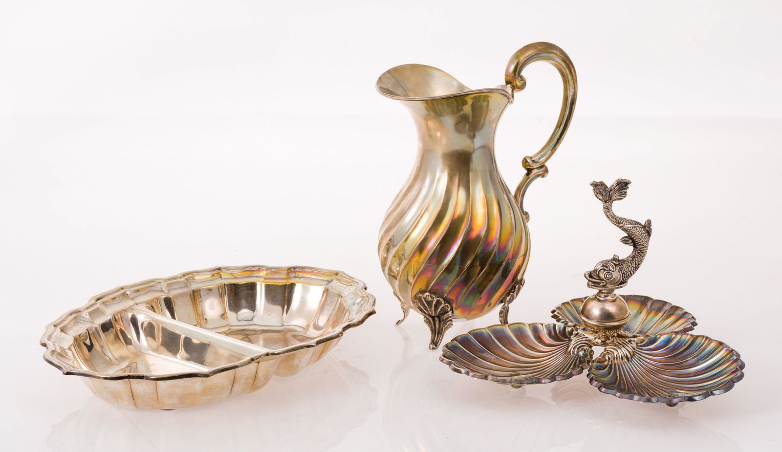 One with triple scallop, Spanish silver markings 916 law (145 gr.); and the other oval with REED & (1 of 1)