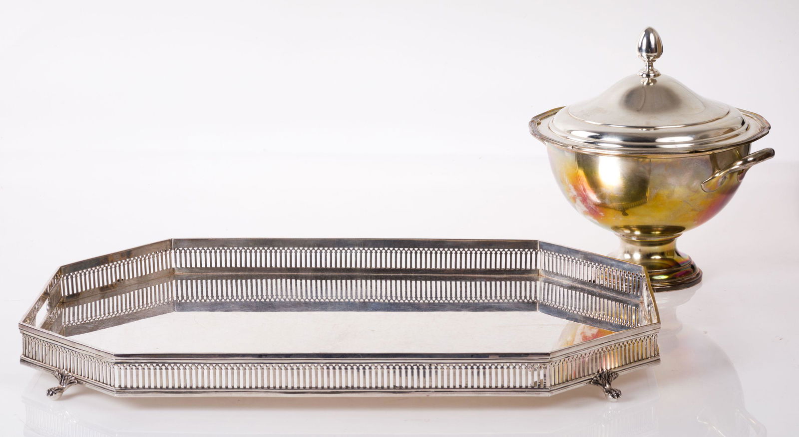 Octagonal profile with openwork railing. Weight: 3,865 grams. (1 of 1)