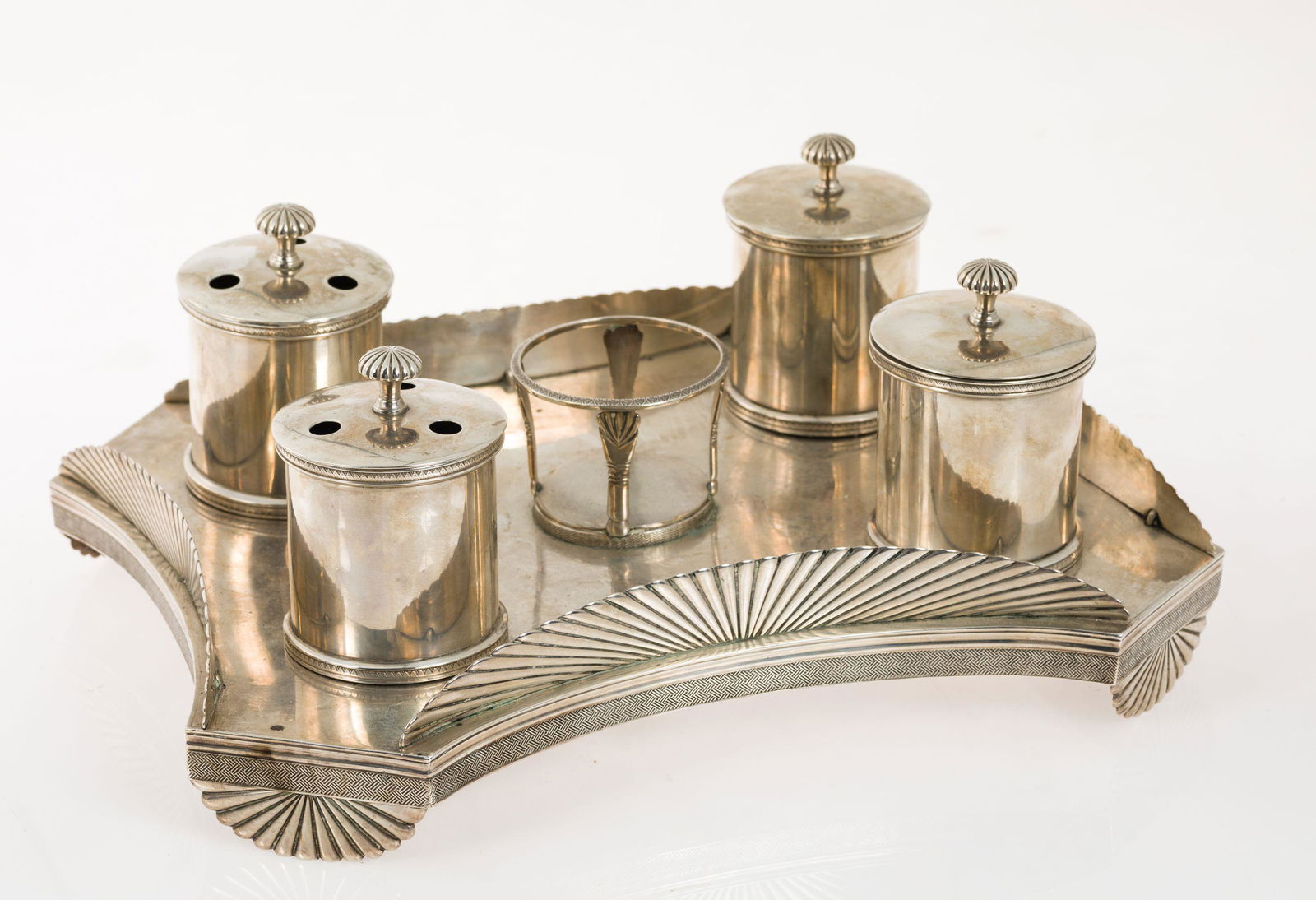 With guillochÃ© decoration and scallop-shaped legs. Weight: 1840 gr Measurements: 6 x 30 x 22 cm (1 of 1)