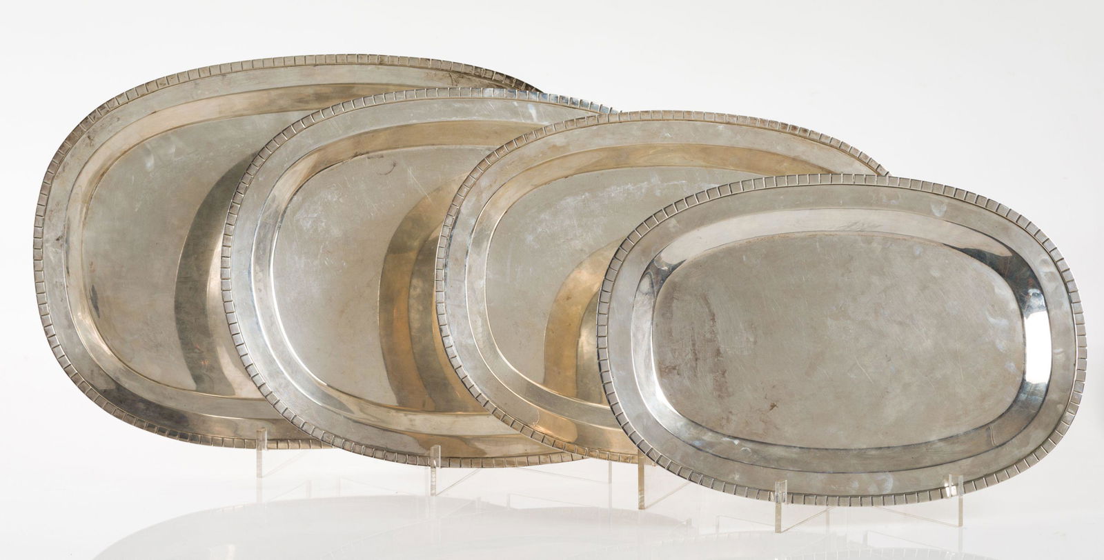 With stripe decoration on the eaves. Marks on the bases. Weight: 3320 gr. Measurements (the (1 of 1)