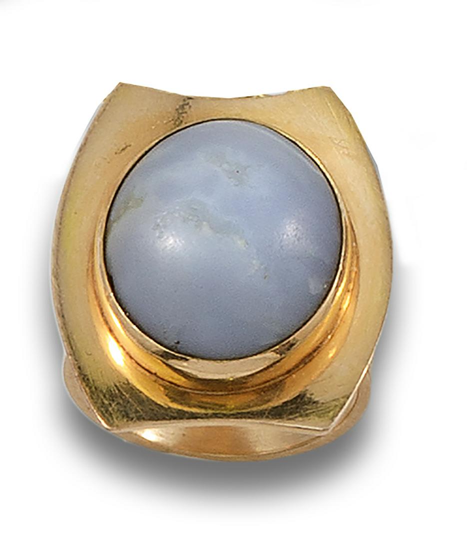 RING, 70S, CABOCHON AGATE: Ring, 1970s, 18 kt yellow gold. formed by an agate cabochon. Weight: 12.4 grams.