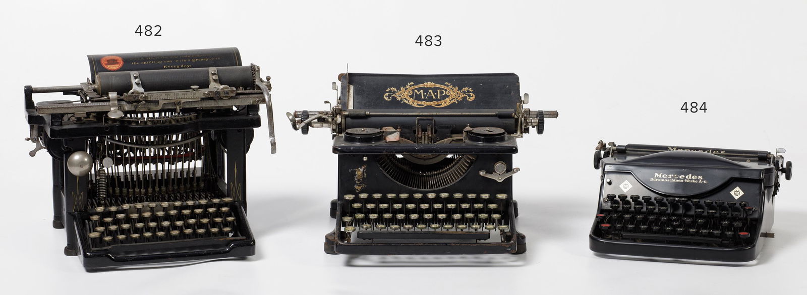 Remington Standard Typewriter, New York, Model No. 3, early 20th century: Remington Standard Typewriter, New York, Model No. 3, early 20th century. Enamel losses and oxidation. Measurements: 27 x 36 x 35 cm