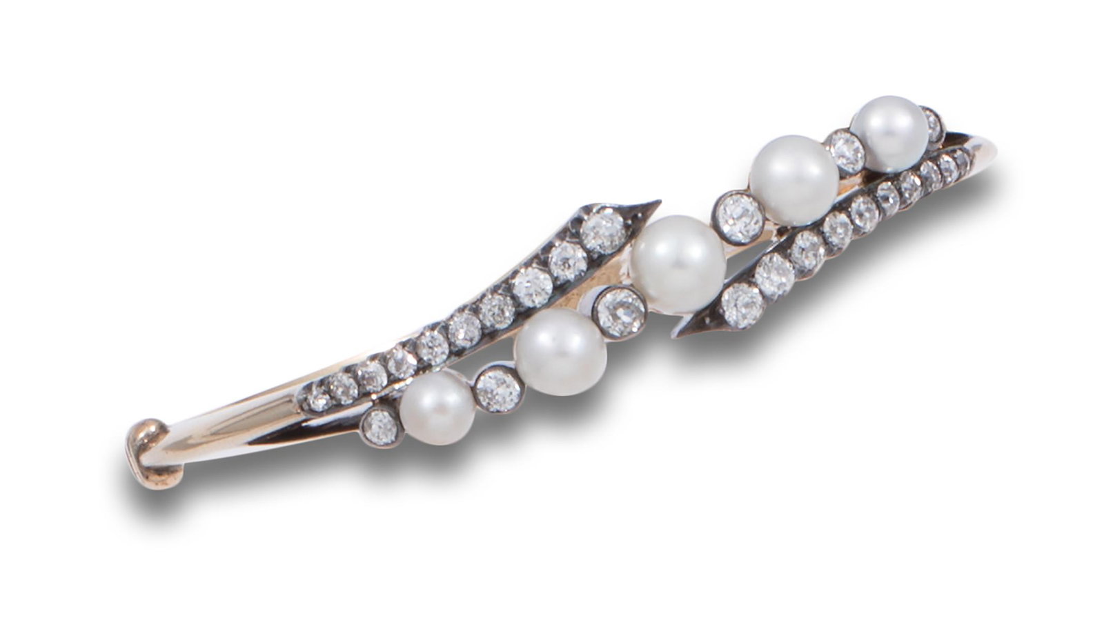 RIGID BRACELET C. 1900 OF DIAMONDS, PEARLS AND GOLD: bracelet c. 1900 in 18 kt yellow gold. with silver front. Design of cultured pearls calibrated between 6 and 5 mm. diameter and diamonds, old cut.