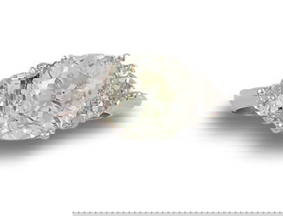 DIAMOND SOLITAIRE RING ESTIMATED AT 3 CT., IN WHITE GOLD: 18 kt white gold ring. with diamond, cushion cut, estimated at 3.00 ct. and an estimate of color and clarity Cape, SI, accompanied by diamonds, trillion cut with a total estimated weight of 0.90 ct.