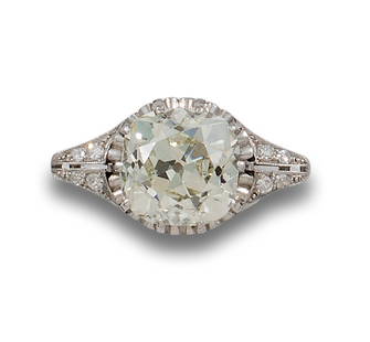 ANTIQUE DIAMOND SOLITAIRE RING OF 8.50 CT. COLOR M, PURITY SI2, IN PLATINUM: Antique solitaire ring in platinum. Formed by a central rectangular cushion-cut antique diamond of 8.50 ct., Color M, Clarity SI, inert fluorescence, flanked by diamonds, cut 8/8. It is accompanied by