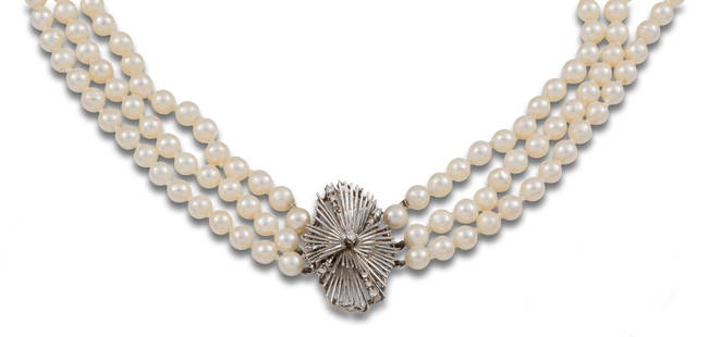 CHOKER WITH THREE STRANDS OF PEARLS AND BROOCH IN WHITE GOLD WITH DIAMONDS: Three-strand cultured pearl necklace with clasp, 1970s style, in 18kt white gold. studded with diamonds, brilliant cut, set in prongs. With security chain.