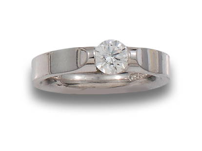 NIESSING SIGNED DIAMOND SOLITAIRE RING, IN WHITE GOLD: Solitaire ring signed NIESSING, in 18 kt white gold. Formed by a diamond, brilliant cut, set under pressure, with an approximate weight of 0.65 ct. and a G/VS color and purity estimate. Modern frame.