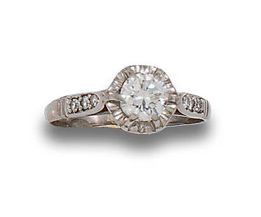 SOLITAIRE RING, ANTIQUE STYLE, DIAMOND, IN WHITE GOLD: Solitaire ring, old style, 18 kt white gold. Diamond center, brilliant cut, estimated at 0.50 ct., set in prongs. Arms with diamond detail, cut 8/8, bead set.