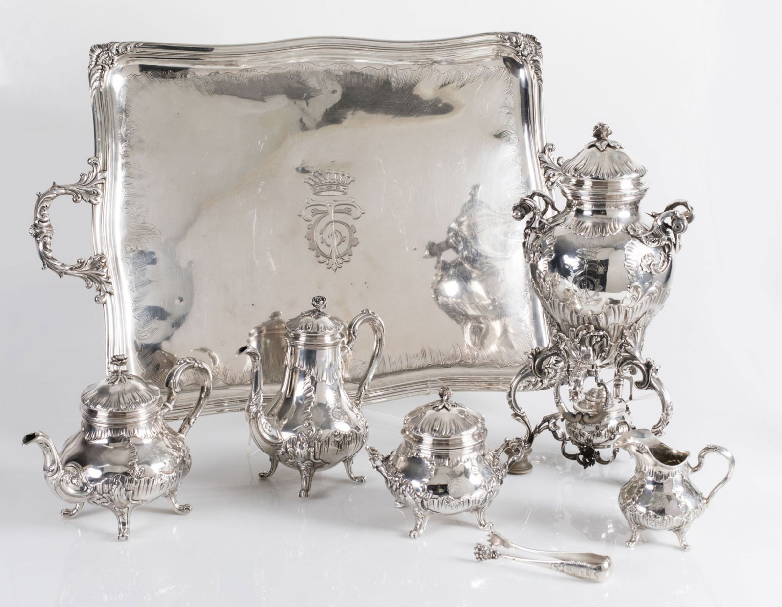 Mellerio dits Meller silver coffee and tea set, France, late 19th century - early 20th century: With Paris punches. Composed of: teapot, coffee maker, milk jug, sugar bowl, tongs, samovar and tray. With embossed decoration. Minor wear and tear. Marks on the bases. Measurements: 50 x 79 cm, tray