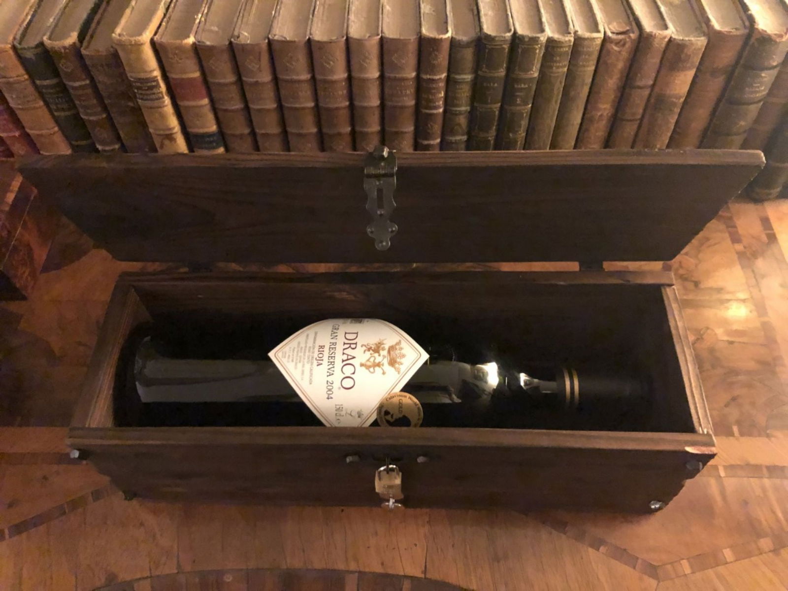 1 magnum bottle (1.5 liters) of Draco Gran Reserva 2004 Rioja Tinto in a wooden chest with padlock.: High expression wine. Catavinum World Wine & Spirits Competition Gold Medal. Excellent vintage.