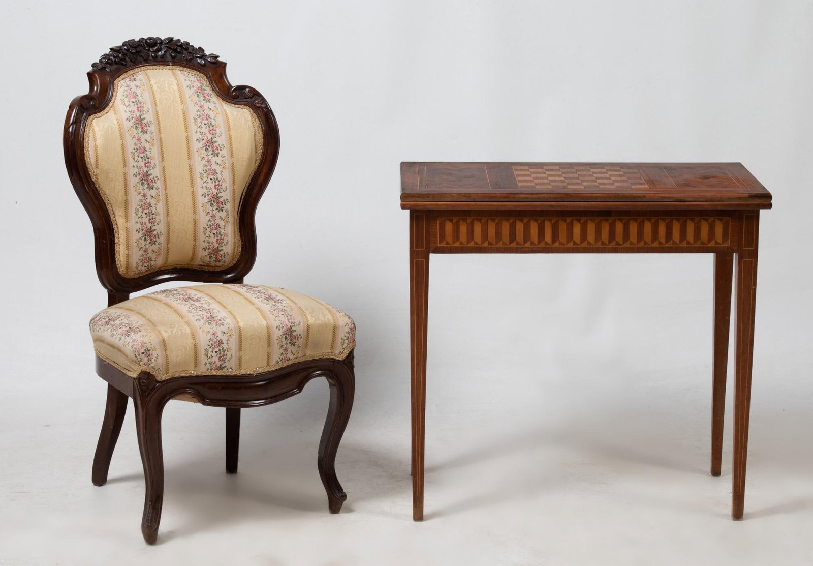 Elizabethan chair, Spain, 19th century: With carved backrest finished in flowers and trimmed waist. Fouls. Measurements: 103 x 52 x 47 cm