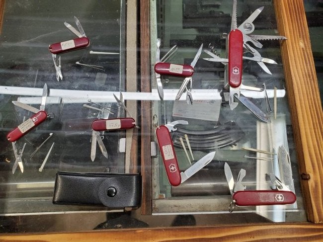 SWISS OFFICER ARMY KNIFE, LOT 7 SWISS ARMY KNIVES: 1 SWISS OFFICER ARMY KNIFE, AND 6 OTHER SWISS ARMY KNIVES. SOME DISCOLORATION, SOME RUST, SCRATCHES, ETC SEE PIC PICTURES AND ASK QUESTIONS BEFORE YOU BID OR BUY â€¦â€¦â€¦â€¦.WE WILL C