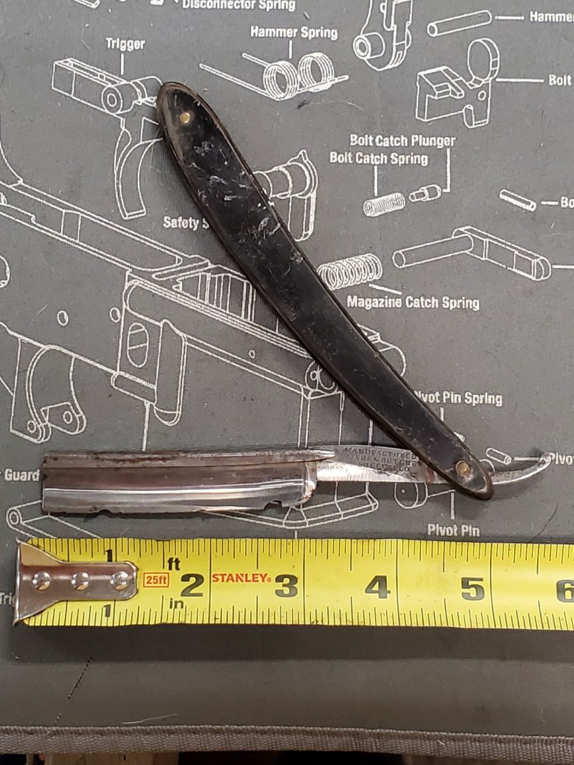 WADE BUTCHER SHEFFIELD SHAVING RAZOR: BLADE HAS CHIPS, DINGS, CRACKS, PIECES MISSING. . USE PICTURES AND ASK QUESTIONS BEFORE YOU BID OR BUY â€¦â€¦â€¦â€¦.WE WILL COMBINE SHIPPING