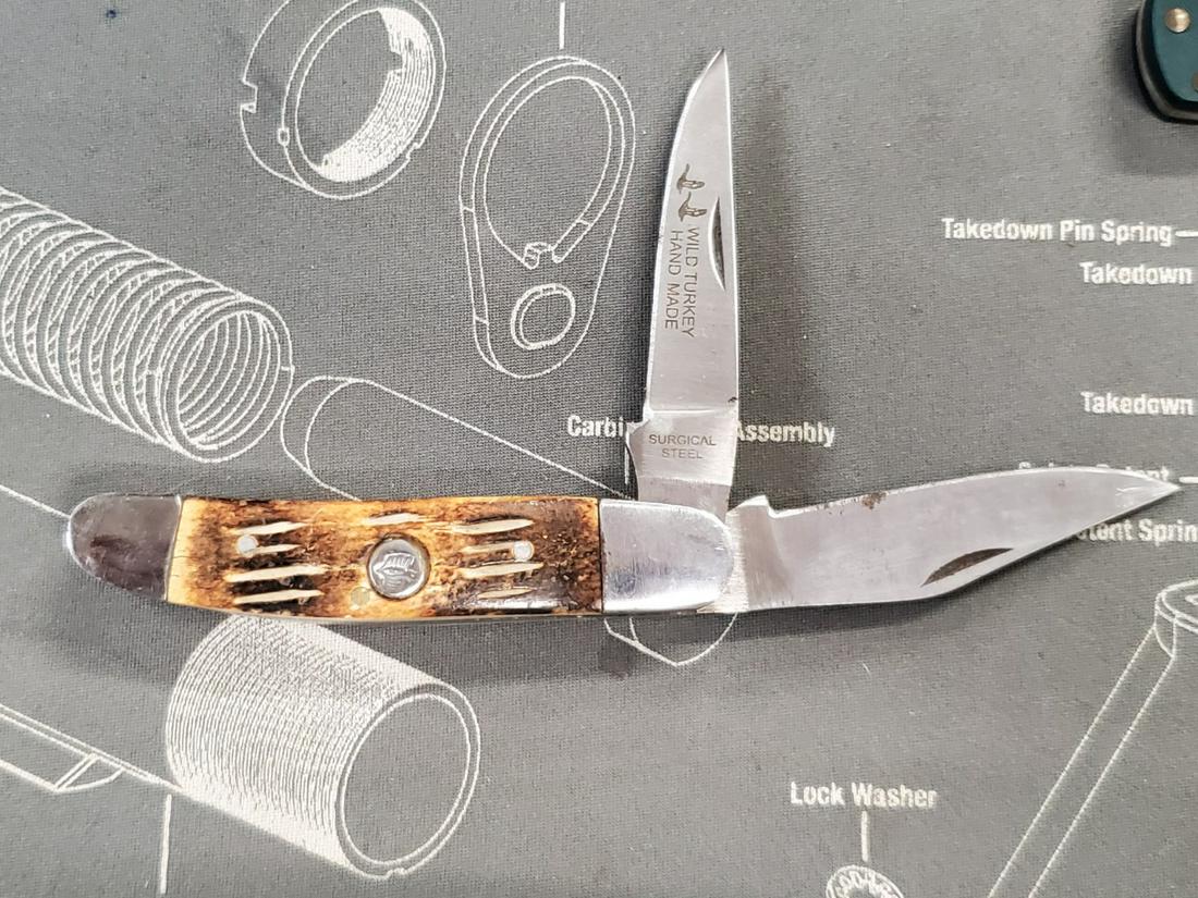 WILD TURKEY HAND MADE 2 BLADE KNIFE: PAKISTAN STEEL. A LITTLE RUST. SOME SCRATCHES, DEFINITELY PREOWNED, BUT FEELS SOLID! SEE PICS FOR DETAILS. QUARTER FOR SIZE REFERENCE ONLY NOT INCLUDED