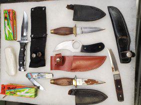 4 DAGGERS SKINNER FOLDING KNIVES HOPALONG CASSIDY: 2 KNIVES IN BOX MARKED BARLOW, SEALED IN PLASTIC UNVERIFIED, MYSTERY BOXES LOL. 8 TOTAL KNIVES PLUS 5 SHEATHS. RUST, DINGS DENTS SCRATCHES, SEE PICS FOR DETAILS GRADES ON THE SLEEVES ARE FROM THE PREV