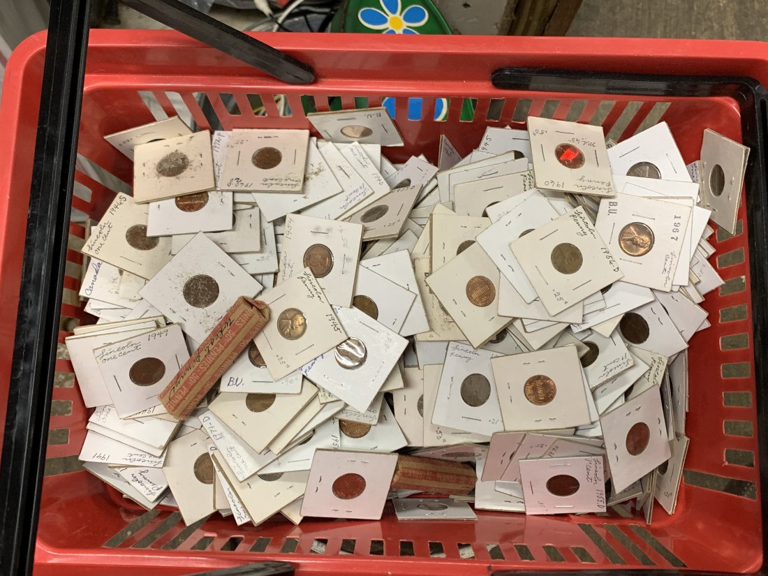 9.76 LBS of sleeved Pennies all copper: I seee two rolls of wheat pennies 900 plus pennies all one money! All USE PICTURES AND ASK QUESTIONS BEFORE YOU BID OR BUY .WE WILL COMBINE SHIPPING red basket not included and deducted from weight