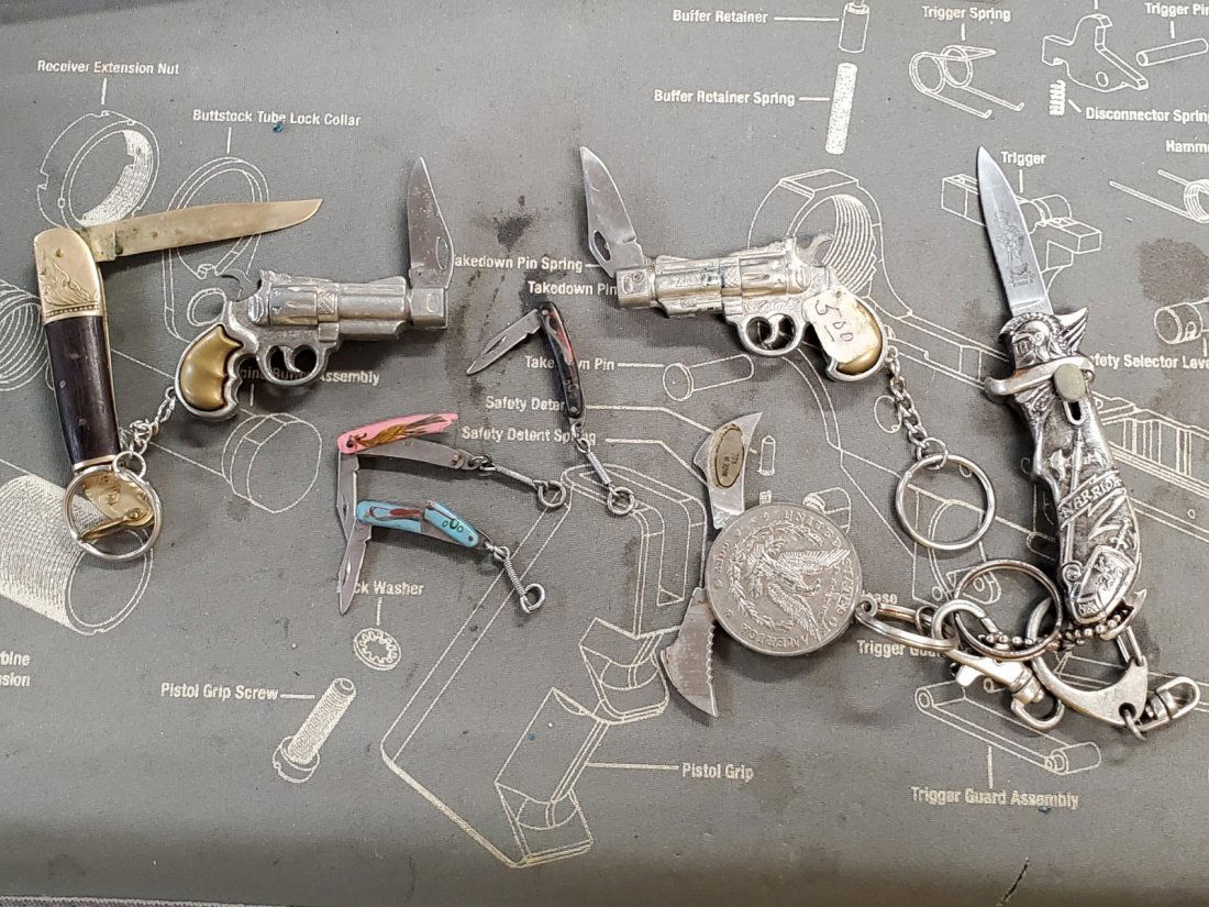 8 NOVELTY KNIVES: KEYCHAIN, OTF, SPRING ASSISTED: SOME OF THE KNIFE HANDLES ARE BROKEN (THE TINIEST ONES). ONE IS otf, THE TWO COWBOY 6 SHOOTER KNIVES ARE SPRING-LOADED AND THEY DEPLOY WHEN YOU COCK THE HAMMER, THE KNIFE THAT HAS 2 BLADES AND LOOKS L