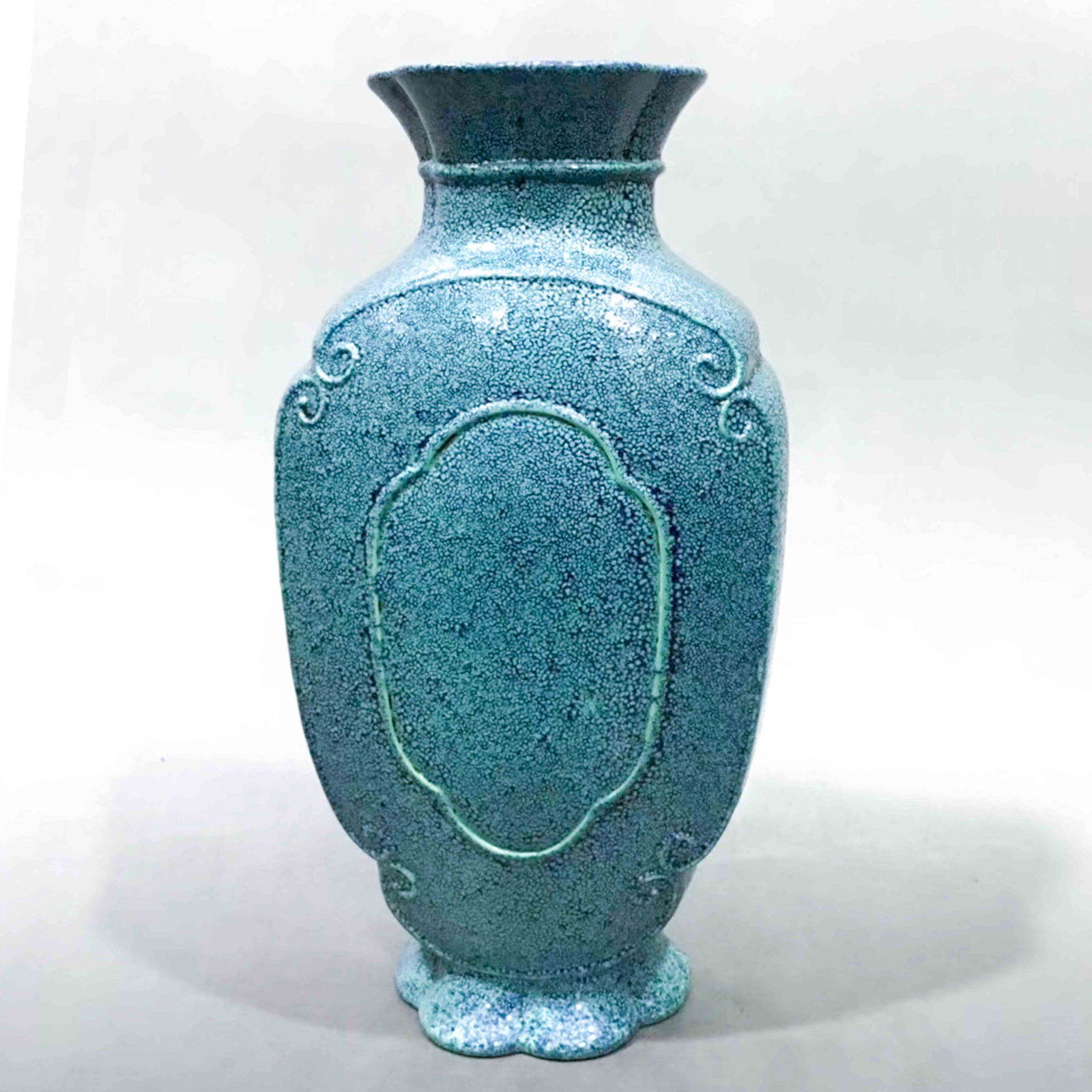 A LU JUN GLAZE PORCELAIN WALL BOTTLE: A Chinese Robin’s eggs glazed wall bottle, covered overall with a characteristic mottled turquoise and dark blue glaze, in good condition. Dimensions: Ht.18.5cm. SHIPPING: In House shipping, Domesti