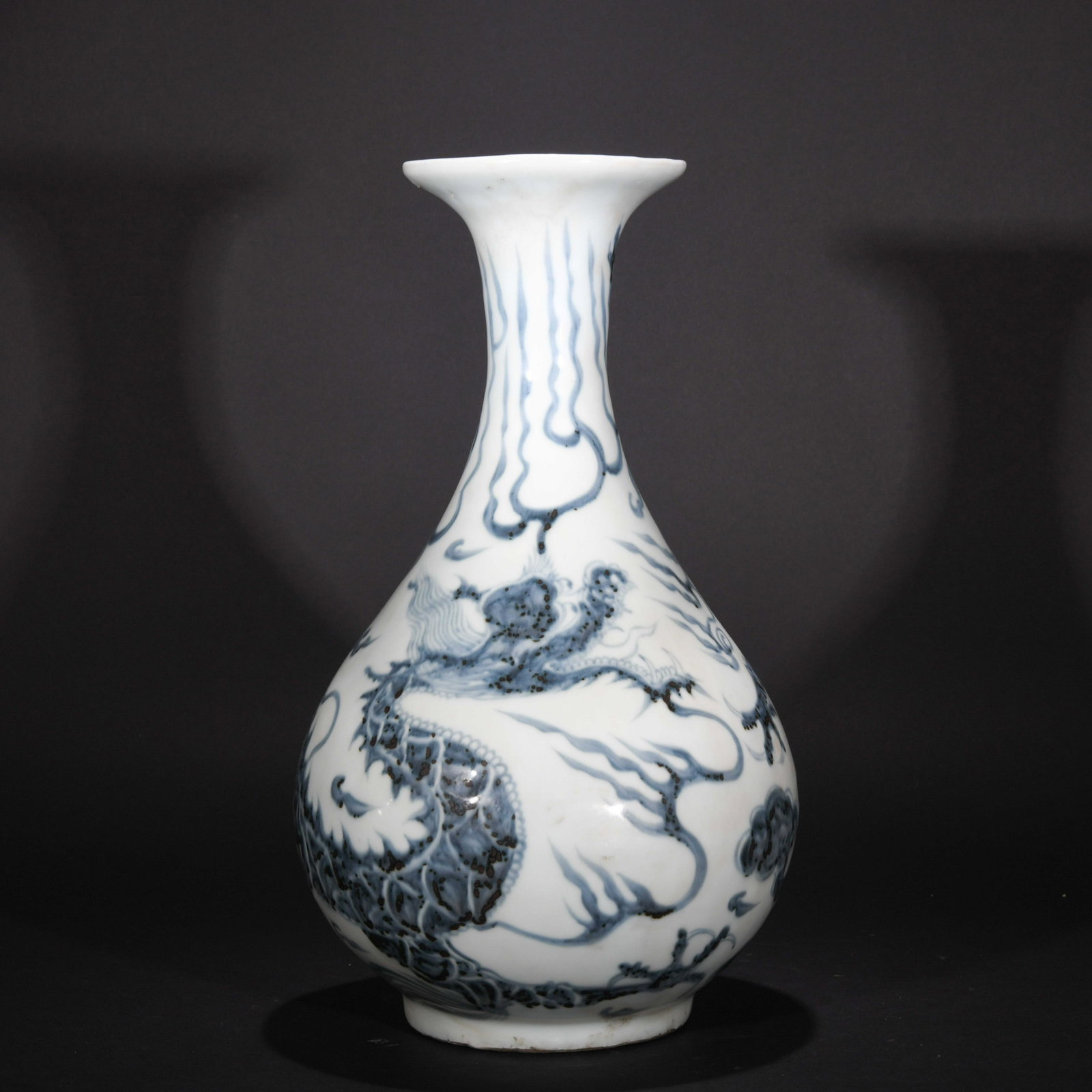 A CHINESE DRAGON PATTERN BLUE AND WHITE PORCELAIN VASE: Chinese Ming dynasty blue and white dragon pattern porcelain vase. Dimensions: Height 36cm; Mouth diameter 11cm.Yuhu spring bottle, also known as Yuhu appreciation bottle, is a typical utensil in Chin