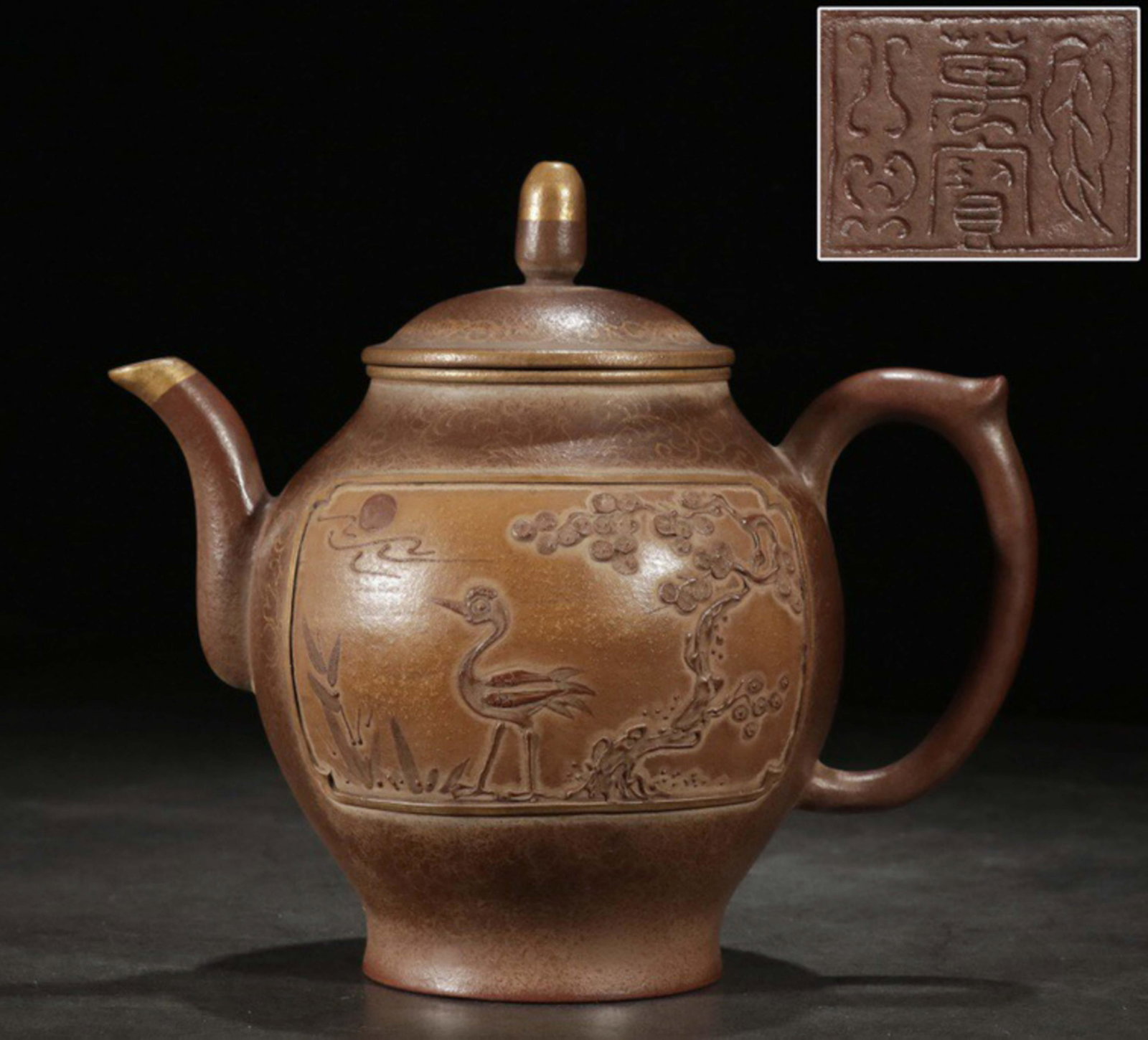A CHINESE GILT PURPLE SANDS TEAPOT.: Chinese purple sands teapot with handle. Dimension: Height:17.5cm, Width 11cm. Dimensions: Ht.17.5cm; Wd.11cm. SHIPPING: In House shipping, Domestic USA all states is USD$50, International Shipping Ou