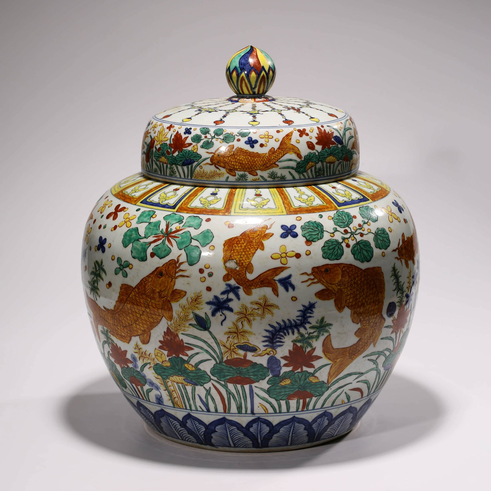 A FISH & SEAWEED JAR & COVER WITH JIAJING MARK: Dimensions: Width: 41cm x Height: 44.8cm PROVENANCE: From the Private Collections Estate of Gerald A Hagan (1930-2019) of Georgia. Formerly from Dayton, Ohio, a Korean War Veteran, ASAF, business cons