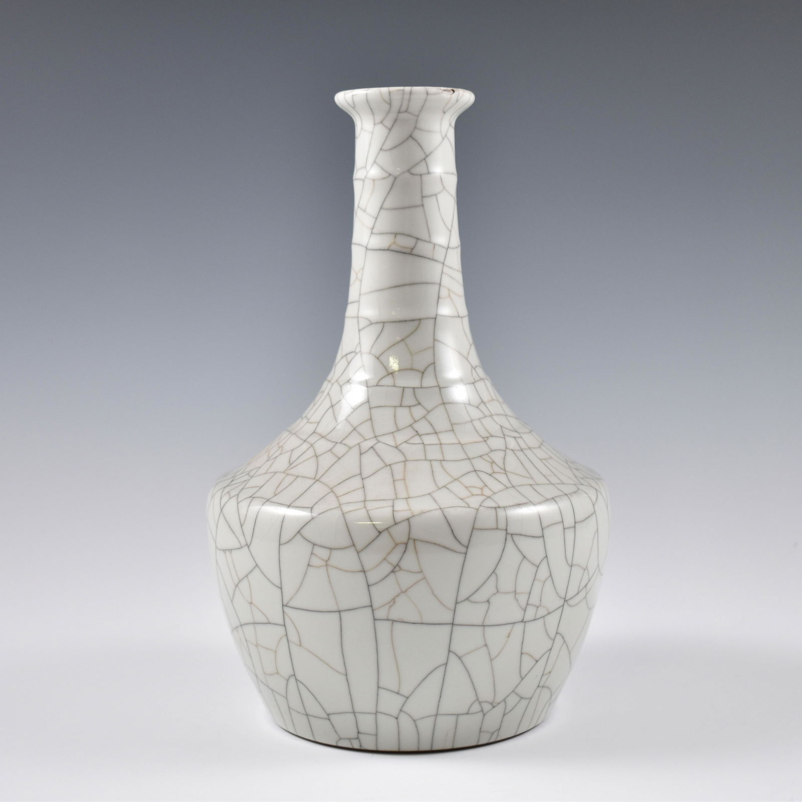 QIANLONG GE TYPE PORCELAIN REWARD VASE (1 of 8)