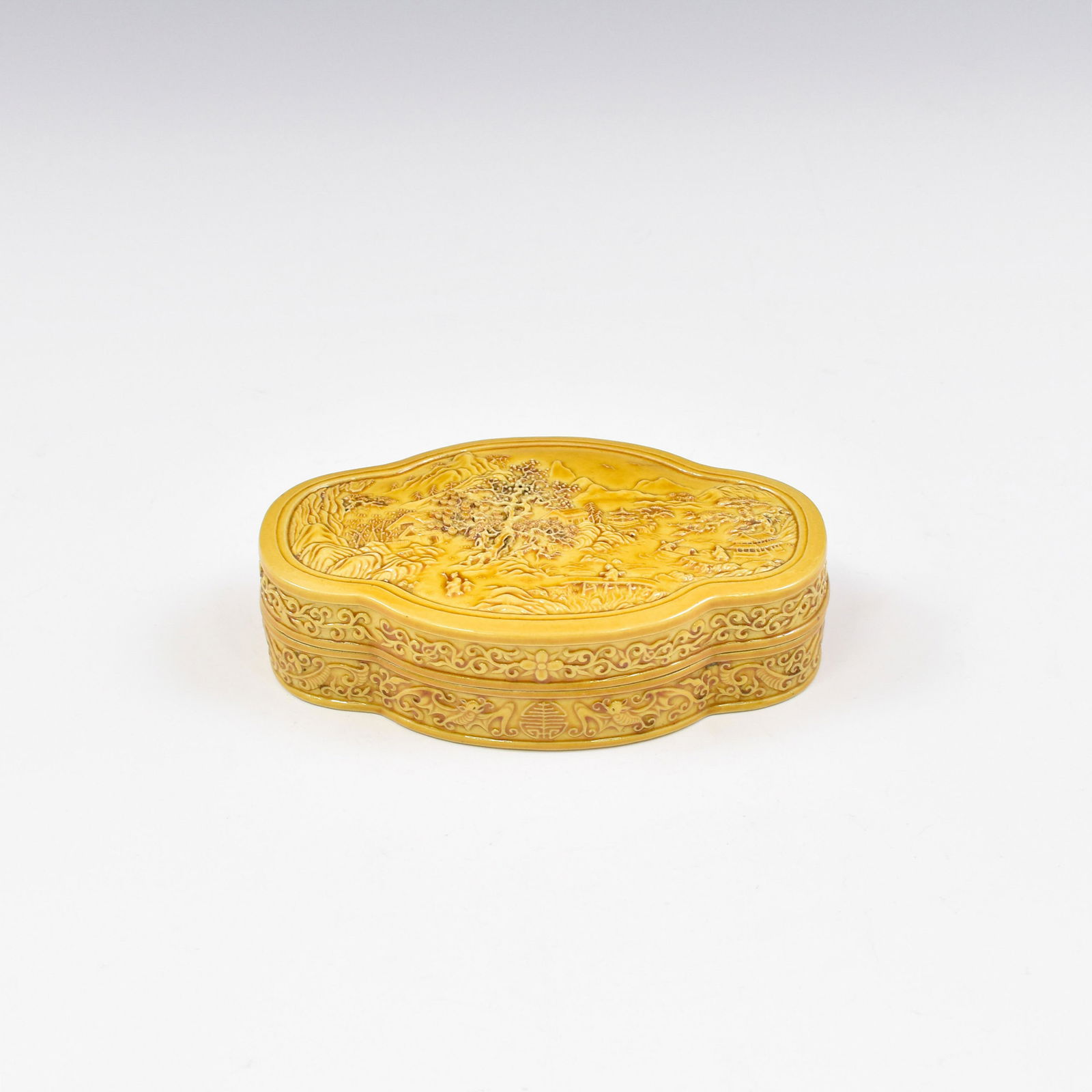 WANGBINGRONG MARK FAMILLE JAUNE PORCELAIN CARVING BOX (1 of 10)