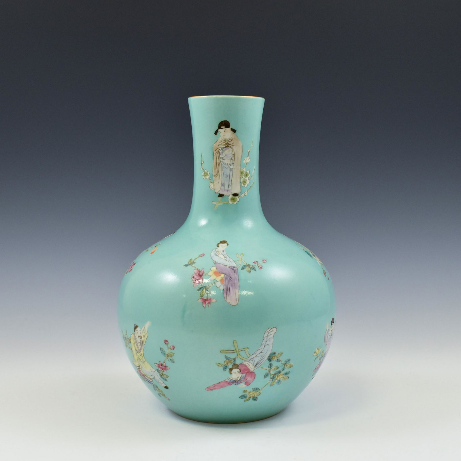 QIANLONG FIGURATIVE MOTIF PEACOCK GREEN REWARD VASE (1 of 10)