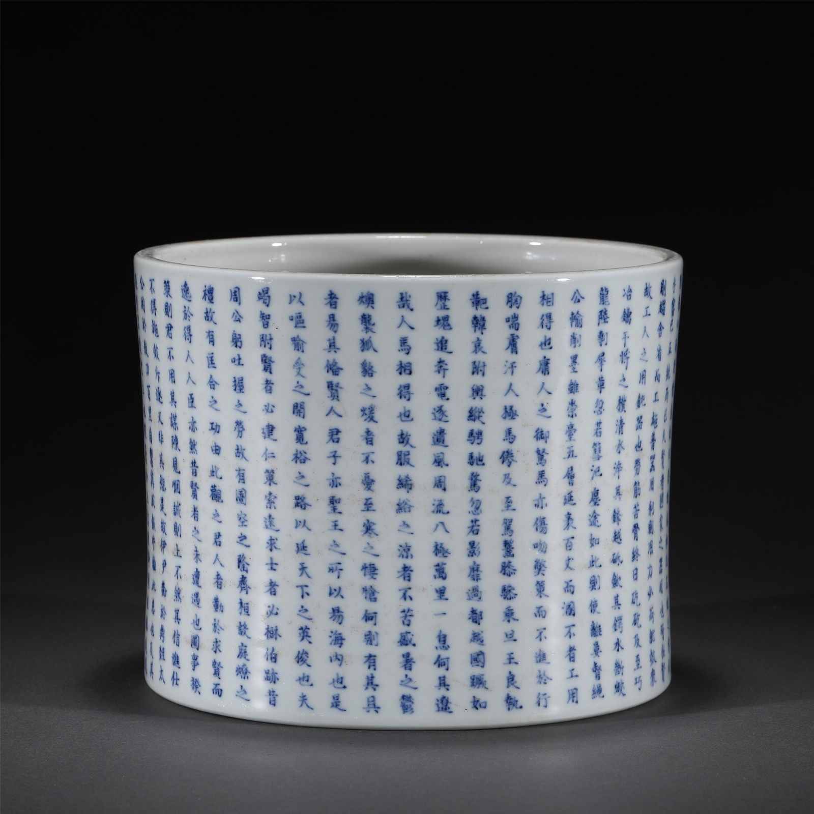 A BLUE AND WHITE PORCELAIN BRUSH POT,KANGXI (1 of 10)